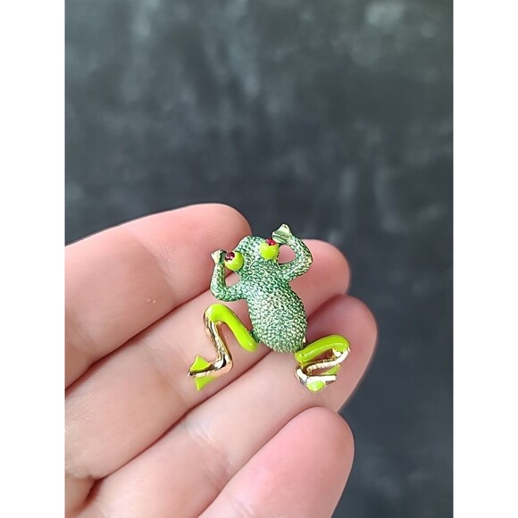 Frog Shaped Enamel and Rhinestone Gold Tone Brooch Articulated Vintage - Picture 2 of 10